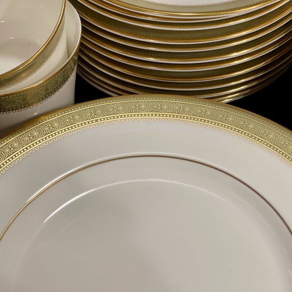 Royal Doulton "Belvedere" Bone China Dinnerware Set - Picture 3 of 6